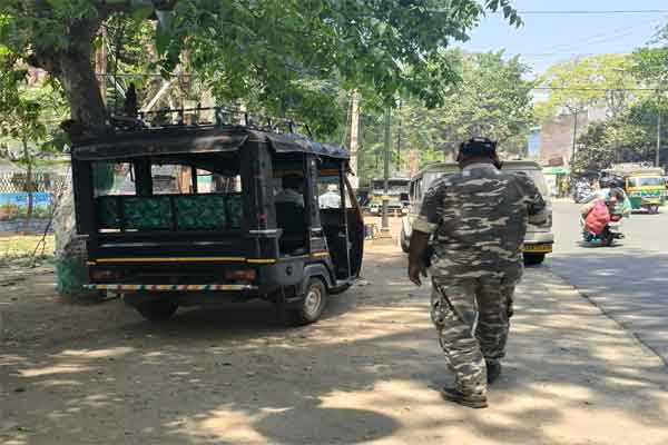 लातेहार: नगर पंचायत की कार्रवाई, नो पार्किंग जोन से हटाए गए वाहन