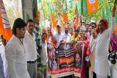 पलामू: बिजली दर में वृद्धि व कटौती के विरोध में भाजपा ने घेरा बिजली ऑफिस