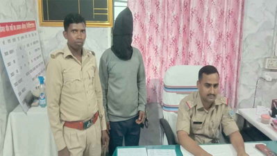 Ranchi News: बिजली तार चोरी के आरोप में युवक गिरफ्तार, चार बंडल तार व ऑटो बरामद