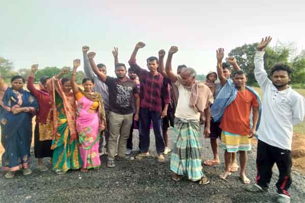रातु प्रखंड में बनते ही उखड़ने लगी सड़क, ग्रामीणों ने लगाया अनियमितता का आरोप