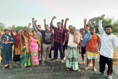 रातु प्रखंड में बनते ही उखड़ने लगी सड़क, ग्रामीणों ने लगाया अनियमितता का आरोप