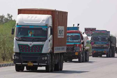 सड़क की क्षमता 12 टन मगर पांच गुना ज्यादा वजन लेकर चल रही गाड़ियां, कंपनियों ने जताया एतराज