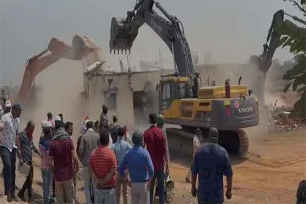 NTPC परियोजना से पूर्व मंत्री योगेंद्र साव का घर ध्वस्त, इलाके में भारी सुरक्षा