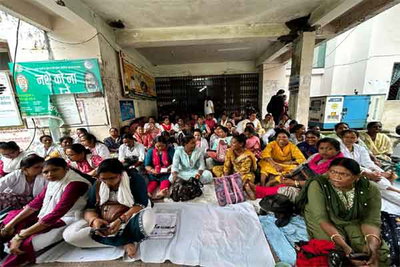 5 माह से मानदेय नहीं, ANM व आउटसोर्सिंग कर्मियों ने घेरा सिविल सर्जन कार्यालय