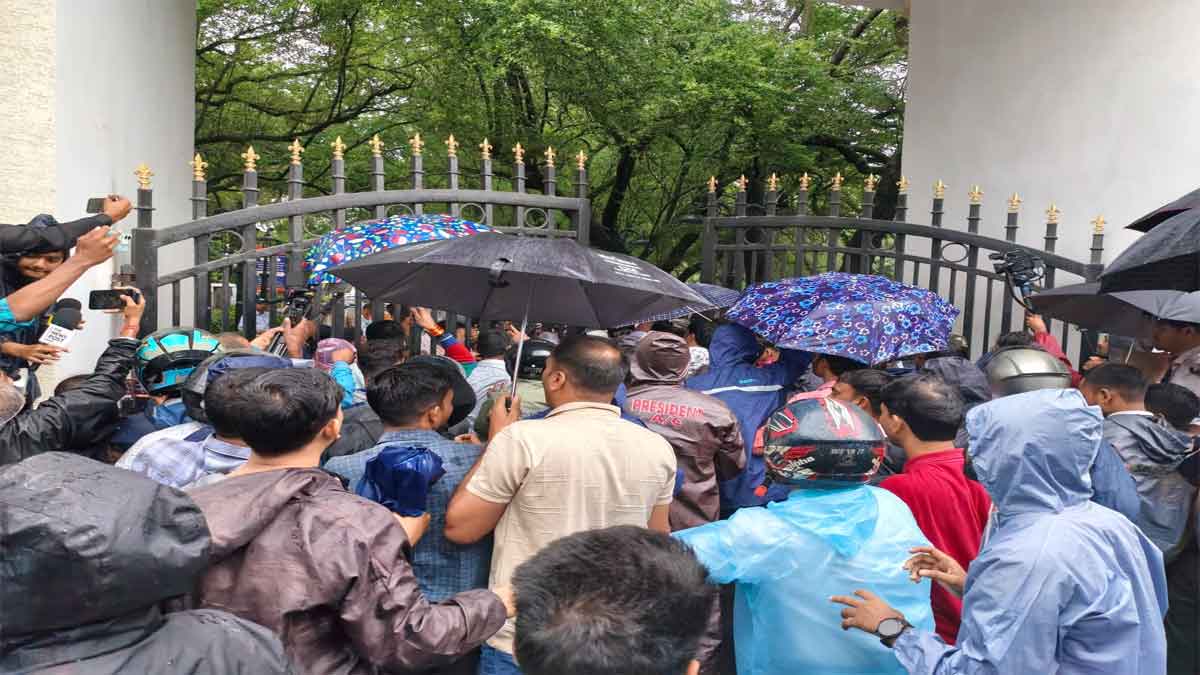 इंसाफ दो या फांसी दो का नारा लगाते प्रदर्शन कर रहे नौकरी से हटाये गये पदाधिकारी