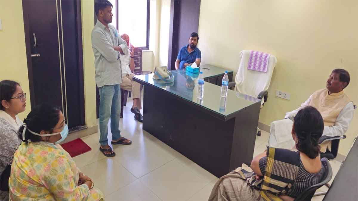 हिल व्यू अस्पताल में भर्ती रूपी सोरेन, हाल जानने पहुंचे अर्जुन मुंडा और इरफान अंसारी