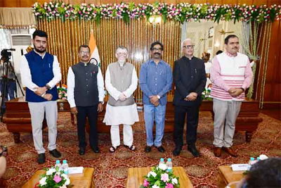 लोक भवन में चार नए सूचना आयुक्तों ने ली शपथ, मुख्यमंत्री हेमंत सोरेन रहे मौजूद