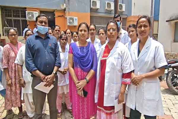 पांच महीने से वेतन नहीं मिलने पर NHM कर्मियों का प्रदर्शन, कार्य बहिष्कार की चेतावनी