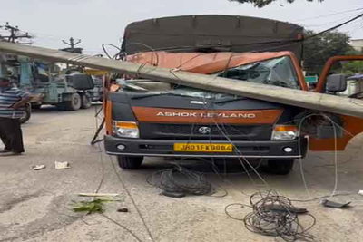 सीआरपीएफ के मिनी ट्रक पर गिरा बिजली का पोल, ड्राइवर घायल