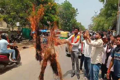 Ranchi News: क्लस्टर सिस्टम के विरोध में ABVP का प्रदर्शन, सरकार का पुतला दहन