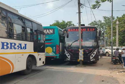 खादगढ़ा बस स्टैंड में लगा बिजली का खंभा दे रहा हादसे का न्यौता, निगम को नहीं परवाह़