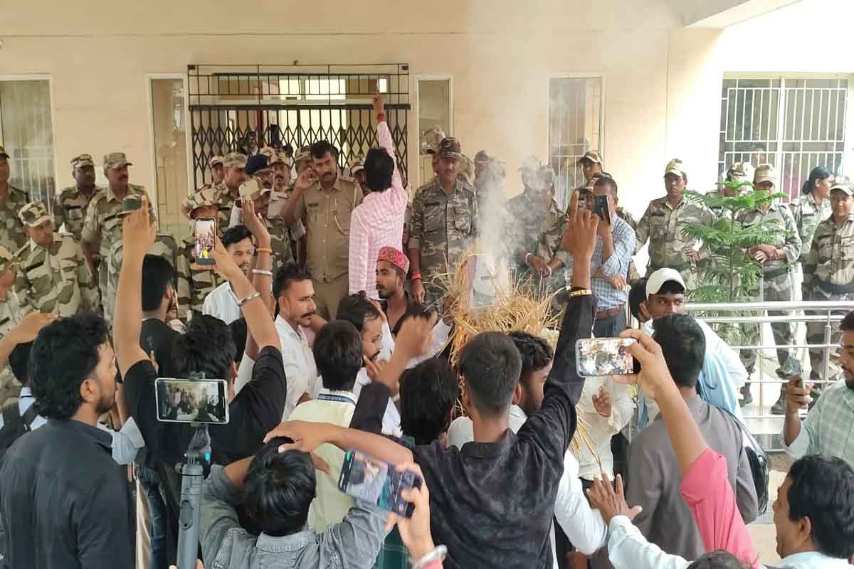 DSPMU में छात्रों के प्रदर्शन पर पुलिस का लाठीचार्ज, सीट कटौती सहित अन्य मांगों पर आंदोलन