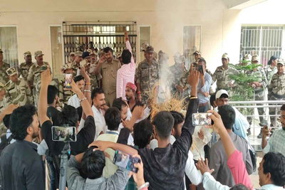 DSPMU में छात्रों के प्रदर्शन पर पुलिस का लाठीचार्ज, सीट कटौती सहित अन्य मांगों पर आंदोलन