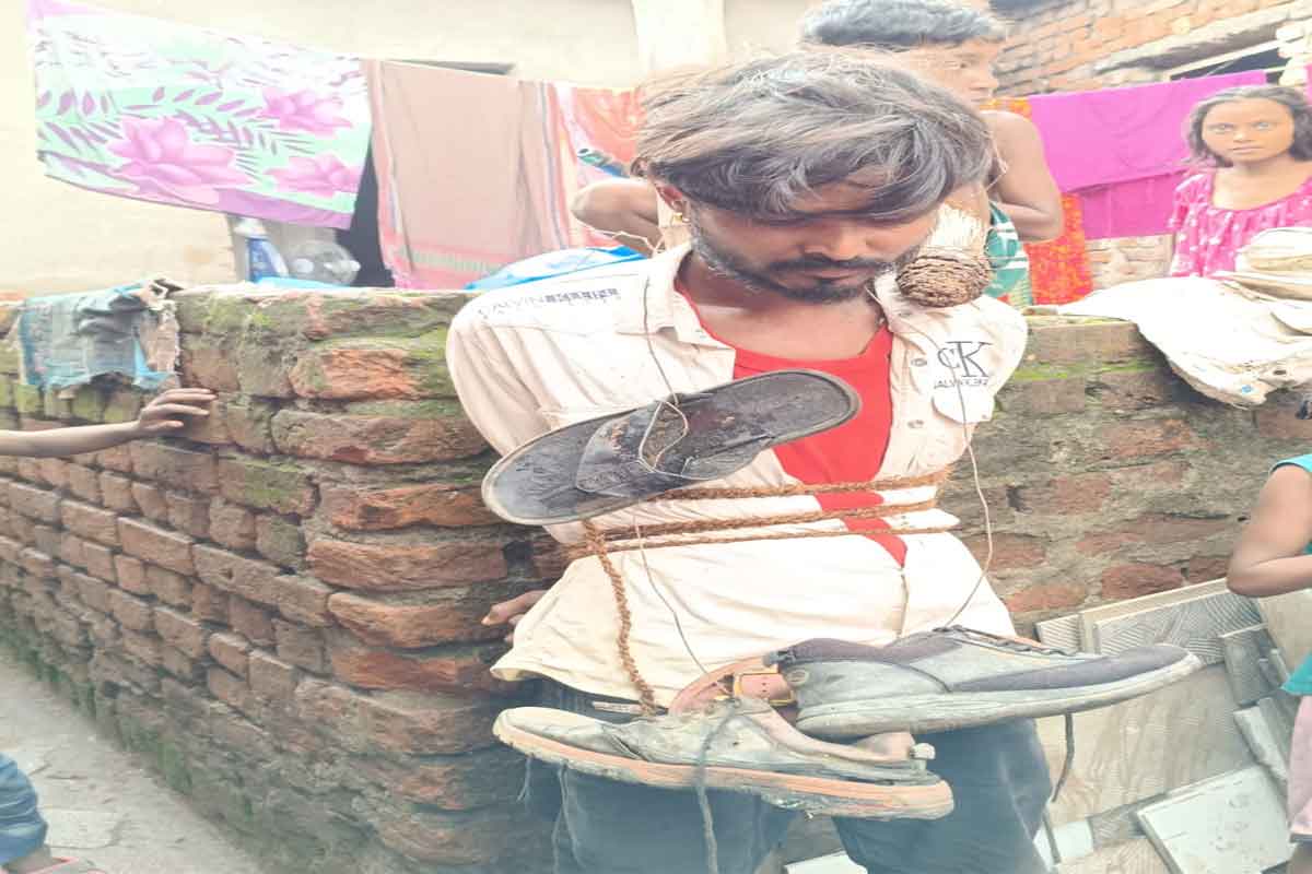 Jamshedpur News : सीतारामडेरा में 7 वर्षीय मासूम से दुष्कर्म, आरोपी को जमकर पीटा,पहनाई जूते की माला