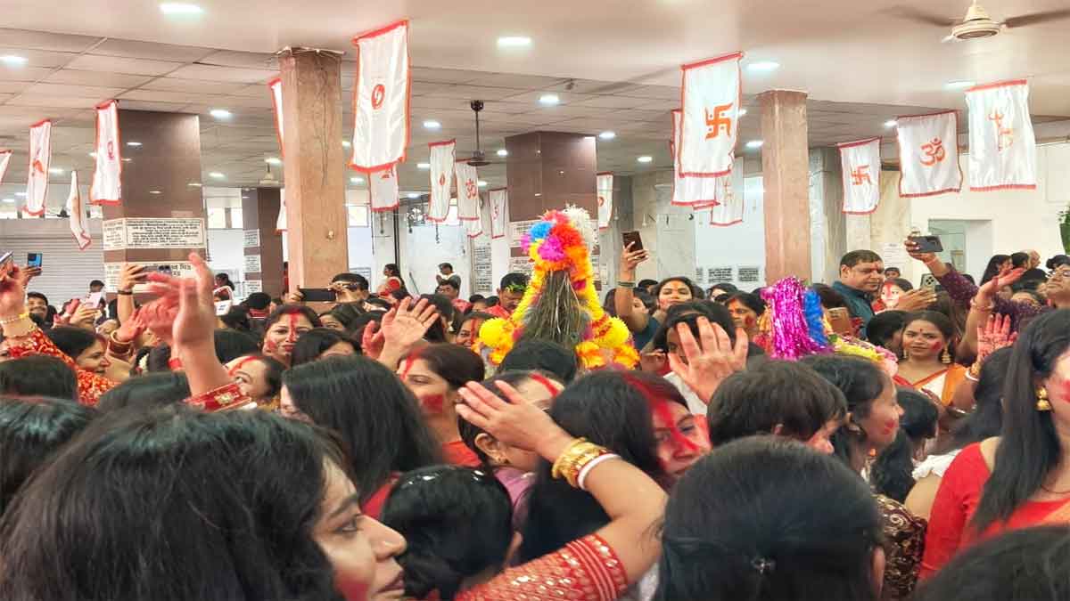 मां दुर्गा की विदाई पर 6 मंदिरों में हुआ सिंदूर खेला, महिलाओं ने एक-दूसरे को लगाया सिंदूर