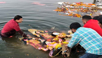 अगले बरस जल्दी आना मां दुर्गा... के नारों के साथ हुआ विसर्जन