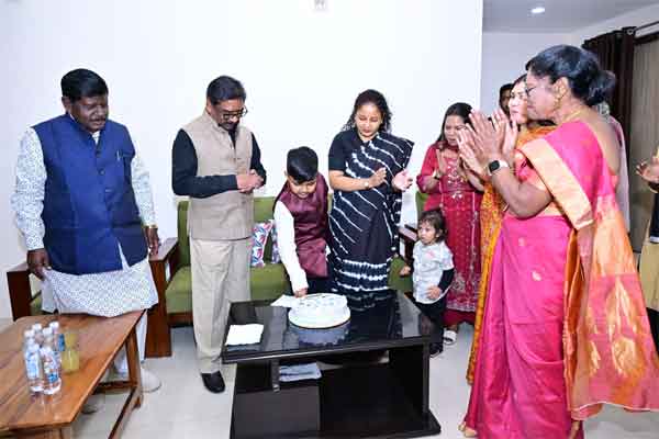 हेमलाल मुर्मू के पोते हर्षल के जन्मदिन में शामिल हुए मुख्यमंत्री