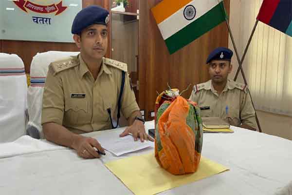 चतरा : ड्रग पैडलरों पर पुलिस का शिकंजा, 24 लाख का अफीम जब्त