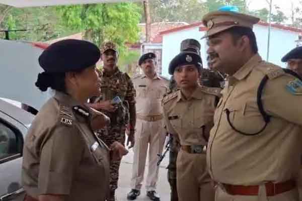 DGP पहुंचीं गुमला, 2018 से लापता बच्ची के परिवार से बंद कमरे में की बातचीत