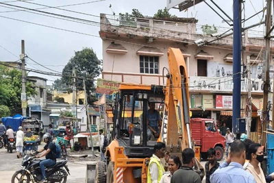 रांची में चला नगर निगम का बुलडोजर, कई दुकानें ध्वस्त