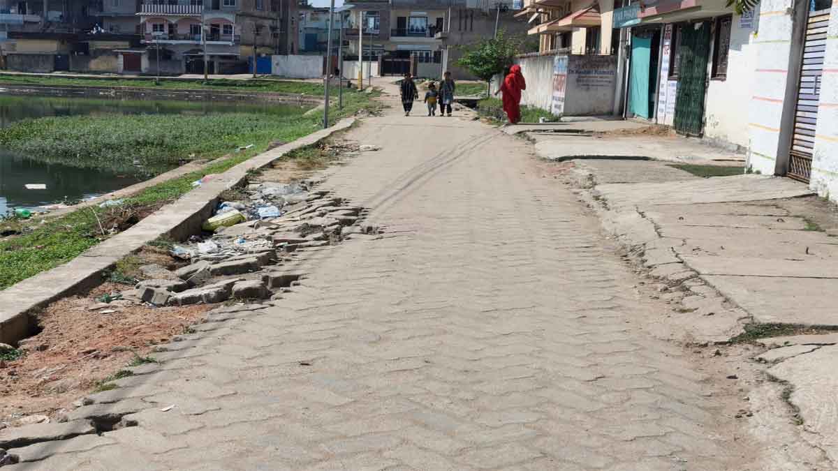 बरियातू के जोड़ा तालाब पर 80 लाख खर्च के बाद भी सौंदर्यीकरण अधूरा, उखड़ने लगे पेवर ब्लॉक