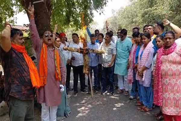 धनबाद : महिला आरक्षण पर सियासत गरम, बीजेपी ने फूंका इंडी गठबंधन का पुतला