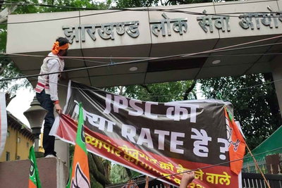JPSC कार्यालय के बाहर छात्रों ने तोड़ी बैरिकेडिंग, पोस्टर लगाया - रेट क्या है?