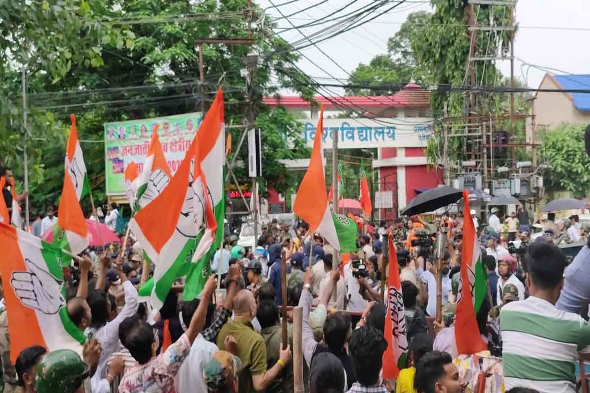 बैरिकेडिंग तोड़ी, पोस्टर लगाया, पुलिस ने संयम बरती, बैकफुट पर बीजेपी