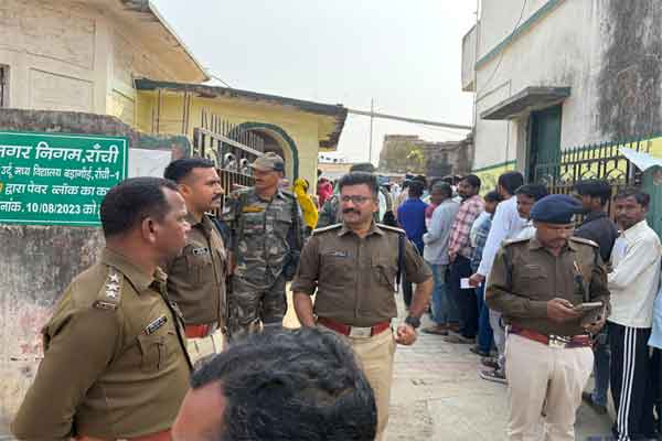 झारखंड निकाय चुनाव: मतदान केंद्रों पर सुरक्षा चाक-चौबंद, वरिष्ठ अधिकारियों ने लिया जायजा