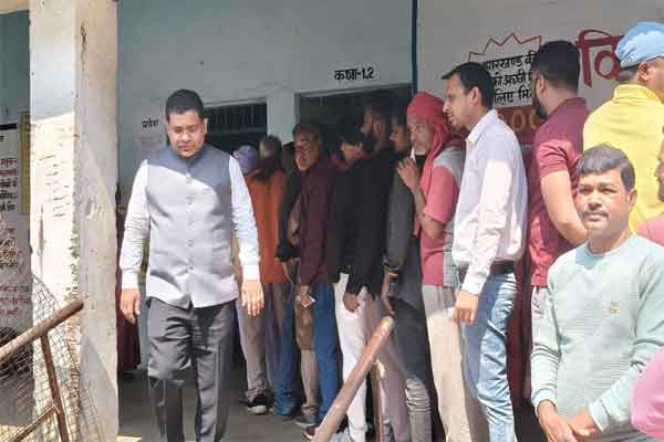 हजारीबाग निकाय चुनाव:  DC व SP ने किया मतदान केंद्रों का किया निरीक्षण, शांतिपूर्ण मतदान के निर्देश