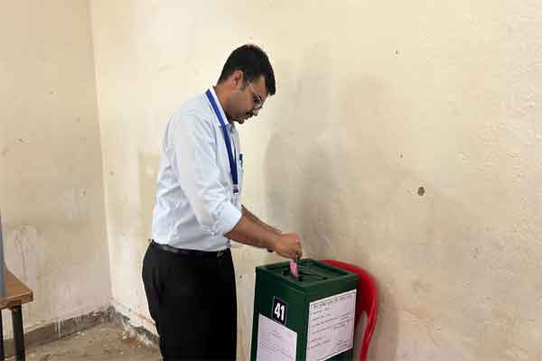 लातेहार निकाय चुनाव : DC ने डाला वोट, पहले चार घंटे में 27.1% वोटिंग