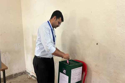 लातेहार निकाय चुनाव : DC ने डाला वोट, पहले चार घंटे में 27.1% वोटिंग