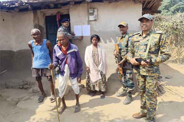 लातेहार : पुलिस ने फरार अभियुक्‍त के घर चिपकाया इश्‍तेहार