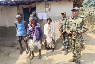 लातेहार : पुलिस ने फरार अभियुक्‍त के घर चिपकाया इश्‍तेहार