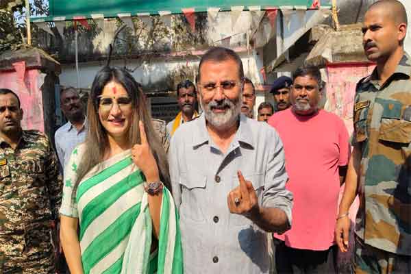 देवघर निकाय चुनाव : सांसद निशिकांत दुबे ने पत्नी संग डाला वोट,शांतिपूर्ण मतदान जारी