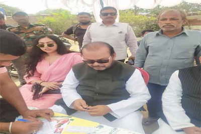 रांची निकाय चुनाव : पूर्व केंद्रीय मंत्री सुबोधकांत सहाय ने बेटी संग किया मतदान