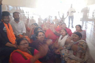 जमशेदपुर निकाय चुनाव : जुगसलाई में बूथ 177 में बोगस वोटिंग को लेकर धरना पर बैठीं प्रत्याशी रिंकू सिंह