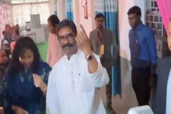 रांची निकाय चुनाव: CM हेमंत सोरेन ने पत्नी कल्पना सोरेन संग डाला वोट