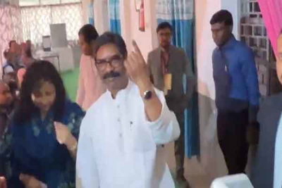 रांची निकाय चुनाव: CM हेमंत सोरेन ने पत्नी कल्पना सोरेन संग डाला वोट