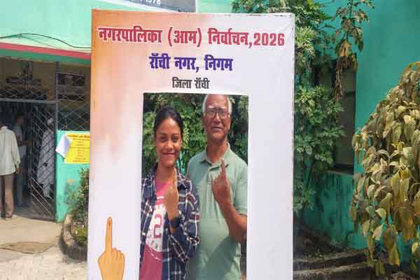 रांची निकाय चुनाव : वार्ड 15 में शांतिपूर्ण मतदान जारी, सुनें क्या बोले वोटर्स