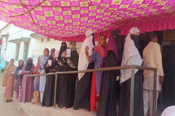 चाईबासा नगर परिषद में 34.59 प्रतिशत व चक्रधरपुर नगरपरिषद में 33.05 मतदान