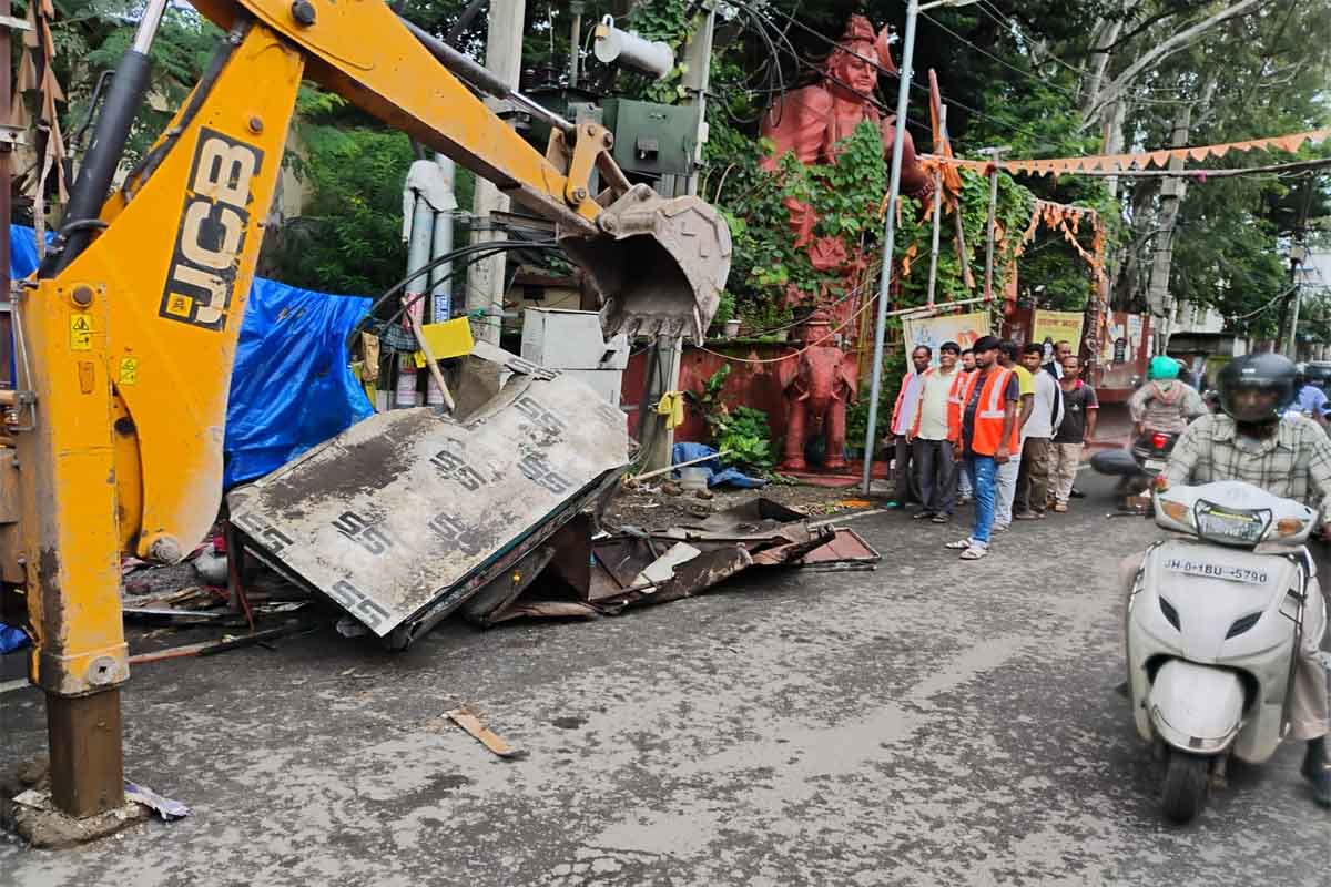 निगम ने 12 भवन मालिकों को थमाया नोटिस, बिना नक्शा निर्माण व कमर्शियल उपयोग पर होगी सीलिंग