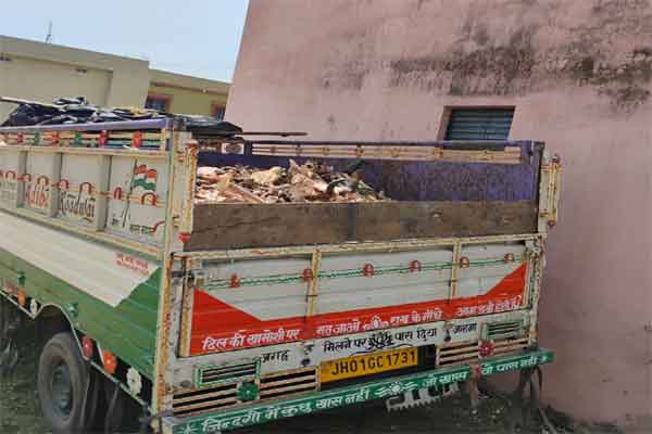 रांची : पिकअप वाहन से मवेशी का सिर व कंकाल खपाने की थी तैयारी, पुलिस ने पकड़ा