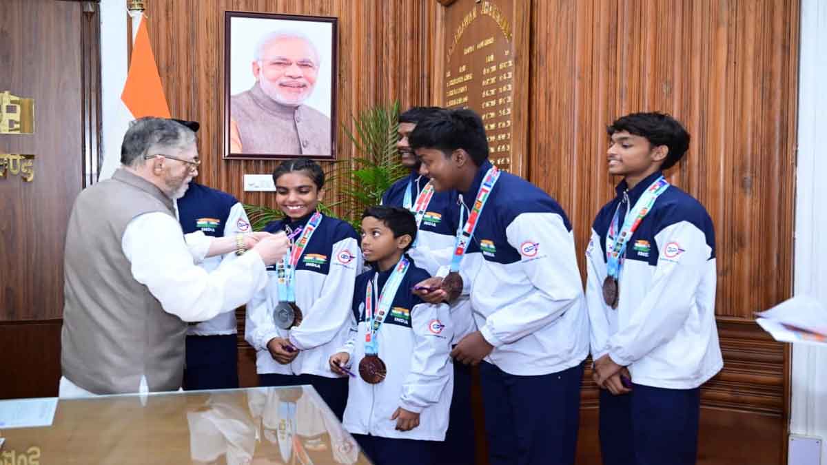 वर्ल्ड अर्निस चैंपियनशिप में पदक जीतने वाले झारखंड के खिलाड़ियों से मिले राज्यपाल