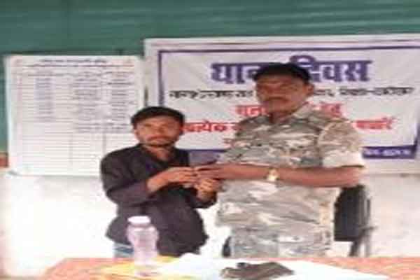 लातेहार: पुलिस ने एक साल पहले गुम हुए मोबाइल को ढूंढा, मालिक को सौंपा