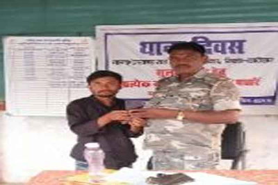 लातेहार: पुलिस ने एक साल पहले गुम हुए मोबाइल को ढूंढा, मालिक को सौंपा
