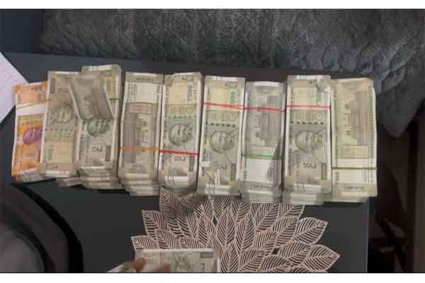 हजारीबाग सेंट्रल वेयर हाउस के मैनेजर के घर से 21 लाख नकद व जेवरात जब्त