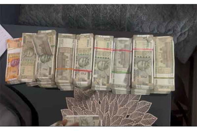 हजारीबाग सेंट्रल वेयर हाउस के मैनेजर के घर से 21 लाख नकद व जेवरात जब्त