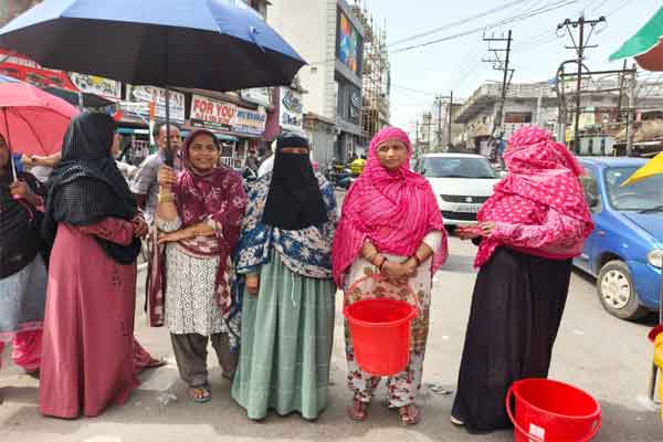 Ranchi News: दो महीने से बंद है सप्लाई वाटर, नाराज महिलाओं ने जाम किया सड़क