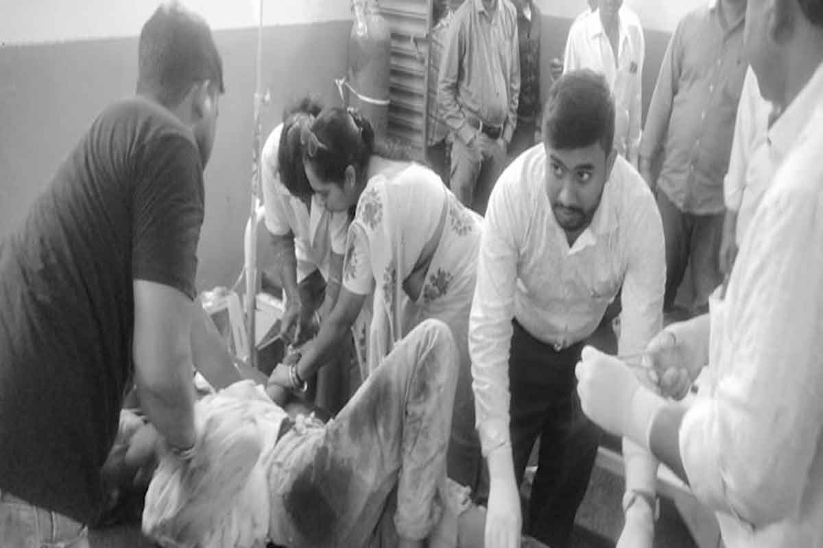 Latehar News: सड़क दुर्घटना में दो की मौत, तीन घायल, रिम्स रेफर
